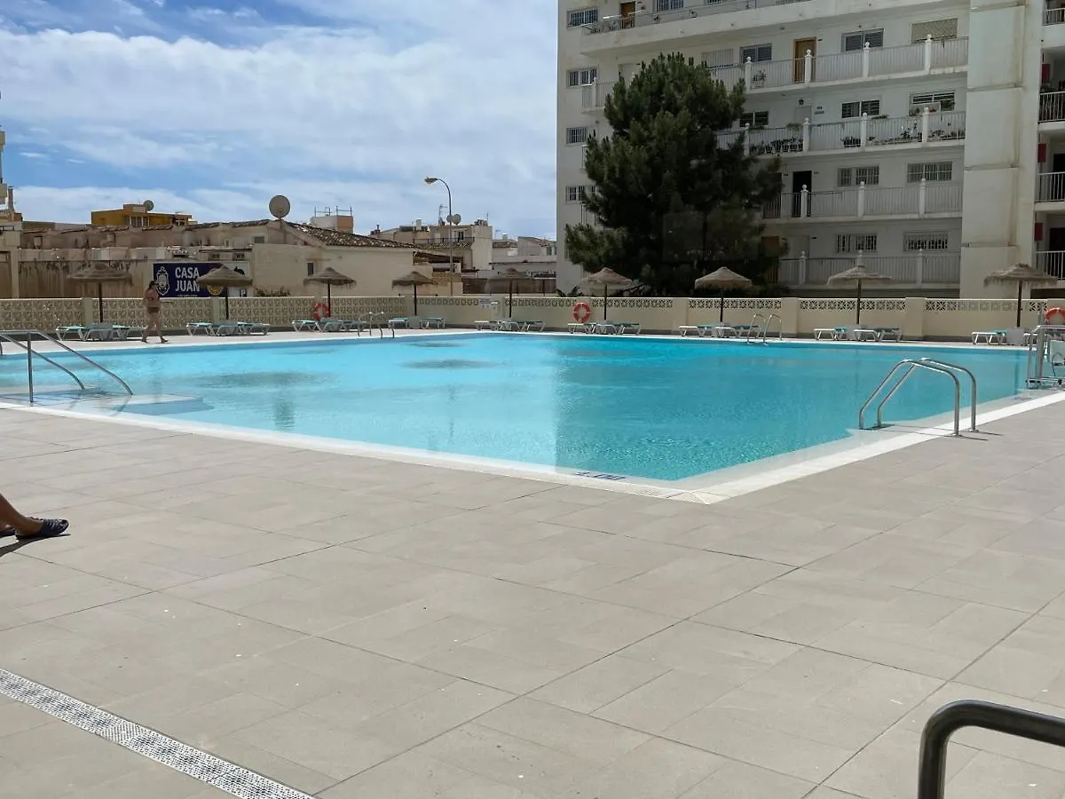 Apartamento totalmente reformado con piscina y jardines al lado de la playa de la Carihuela Torremolinos