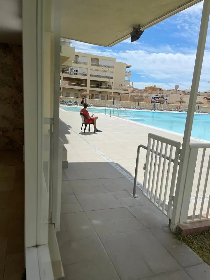 Apartamento totalmente reformado con piscina y jardines al lado de la playa de la Carihuela Torremolinos