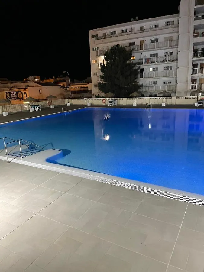 Apartamento totalmente reformado con piscina y jardines al lado de la playa de la Carihuela Torremolinos España