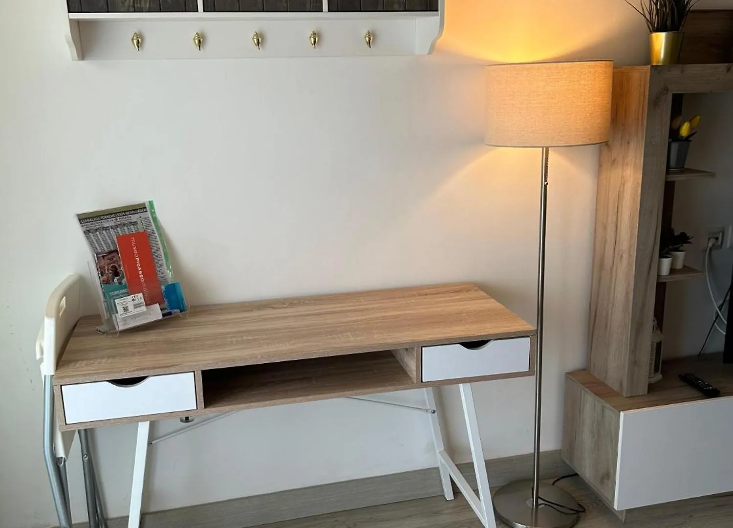 Apartamento totalmente reformado con piscina y jardines al lado de la playa de la Carihuela Torremolinos