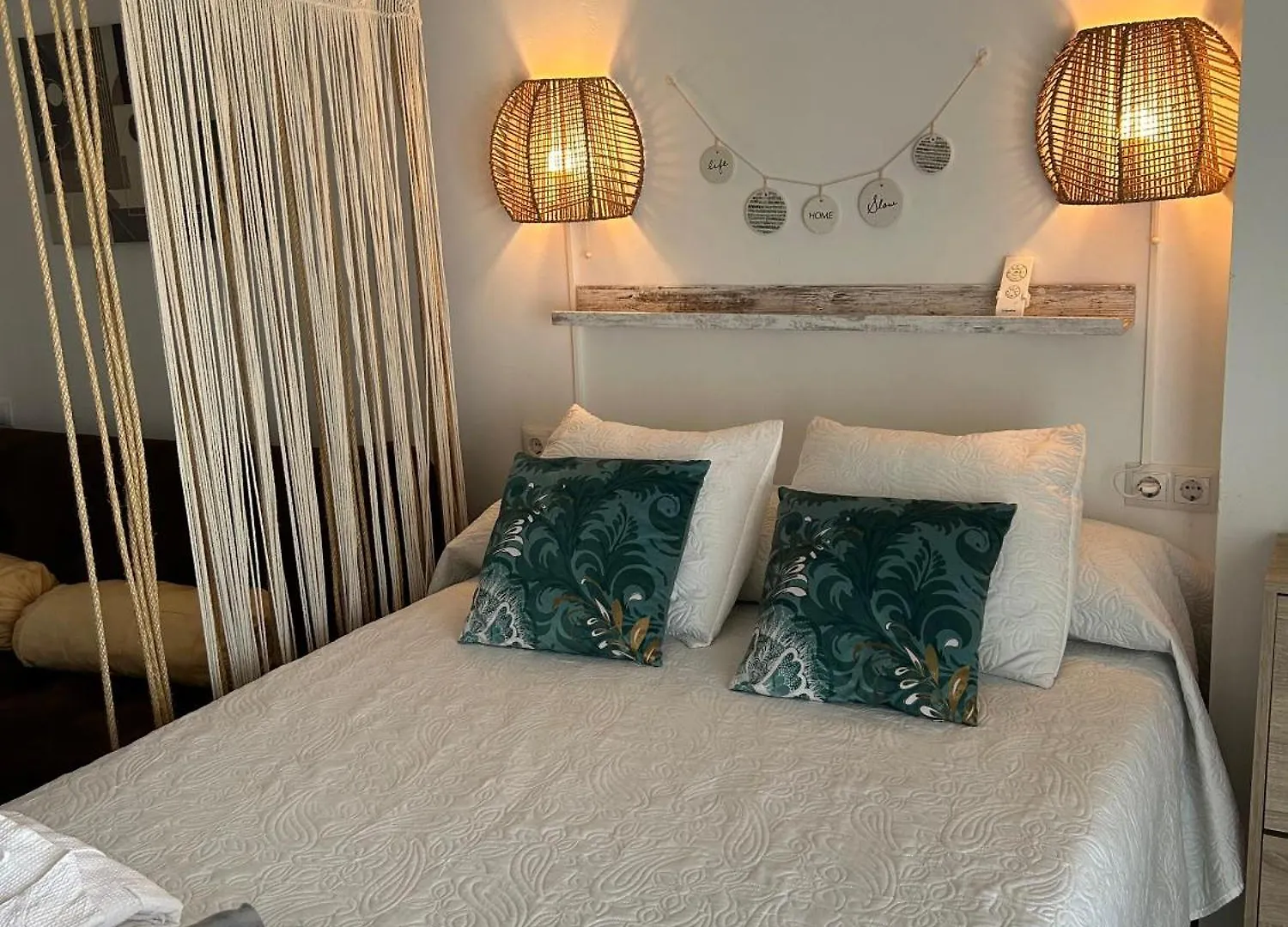 Apartamento totalmente reformado con piscina y jardines al lado de la playa de la Carihuela Torremolinos