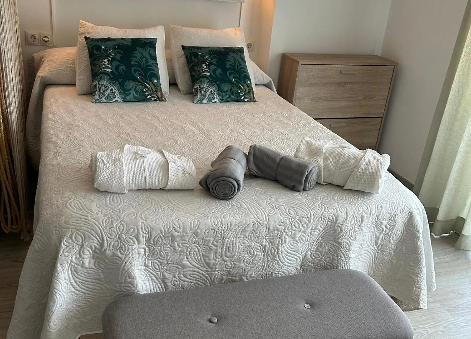 Apartamento Totalmente Reformado Con Piscina Y Jardines Al Lado De La Playa De La Carihuela Torremolinos 0*,  Spanje